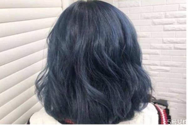 打蠟的藍(lán)黑色褪色會變什么顏色 藍(lán)黑色掉色過程 打蠟的藍(lán)黑色褪色會變什么顏色 藍(lán)黑色掉色過程