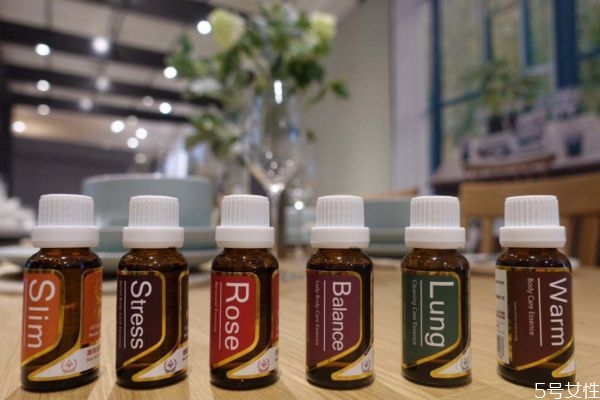 檸檬草精油有什么護(hù)膚功效 檸檬草精油對皮膚的作用 檸檬草精油有什么護(hù)膚功效 檸檬草精油對皮膚的作用