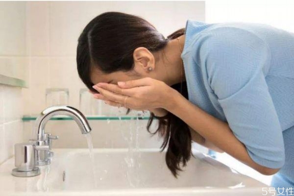 啤酒洗臉的副作用 啤酒洗臉的注意事項(xiàng) 啤酒洗臉的副作用 啤酒洗臉的注意事項(xiàng)