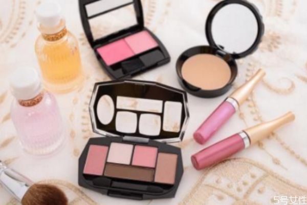 劣質(zhì)化妝品會帶來哪些皮膚病 劣質(zhì)化妝品的危害 劣質(zhì)化妝品會帶來哪些皮膚病 劣質(zhì)化妝品的危害