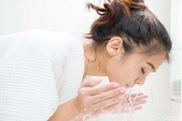 啤酒洗臉的副作用 啤酒洗臉的注意事項(xiàng) 啤酒洗臉的副作用 啤酒洗臉的注意事項(xiàng)