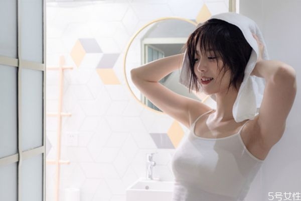 染發(fā)后適合用什么洗發(fā)水 染發(fā)后頭發(fā)干枯怎么辦 染發(fā)后適合用什么洗發(fā)水 染發(fā)后頭發(fā)干枯怎么辦