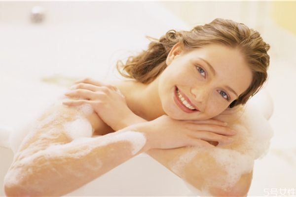 染發(fā)后頭發(fā)用什么發(fā)膜 染發(fā)后頭發(fā)干枯焗油有用嗎 染發(fā)后頭發(fā)用什么發(fā)膜 染發(fā)后頭發(fā)干枯焗油有用嗎