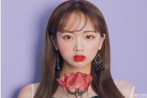 漂頭發(fā)會傷頭發(fā)嗎 漂色后染深色會掉色嗎 漂頭發(fā)會傷頭發(fā)嗎 漂色后染深色會掉色嗎