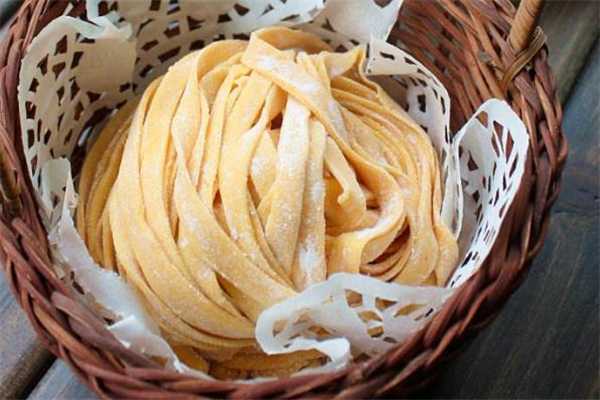 手搟面用什么面粉最好 手搟面用冷水還是熱水和面 手搟面用什么面粉最好 手搟面用冷水還是熱水和面