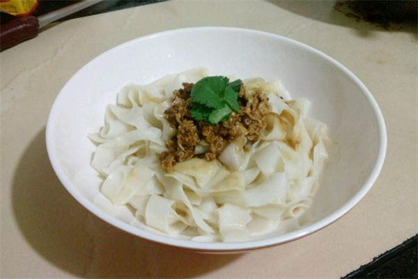 手搟面用什么面粉最好 手搟面用冷水還是熱水和面 手搟面用什么面粉最好 手搟面用冷水還是熱水和面