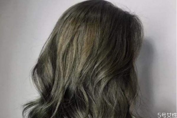 漂白的頭發(fā)還能染黑嗎 漂過(guò)的頭發(fā)染黑褪色嗎 漂白的頭發(fā)還能染黑嗎 漂過(guò)的頭發(fā)染黑褪色嗎