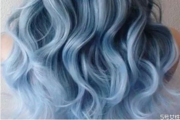 染發(fā)之前洗頭好還是不洗好 不洗頭染發(fā)好上色嗎 染發(fā)之前洗頭好還是不洗好 不洗頭染發(fā)好上色嗎