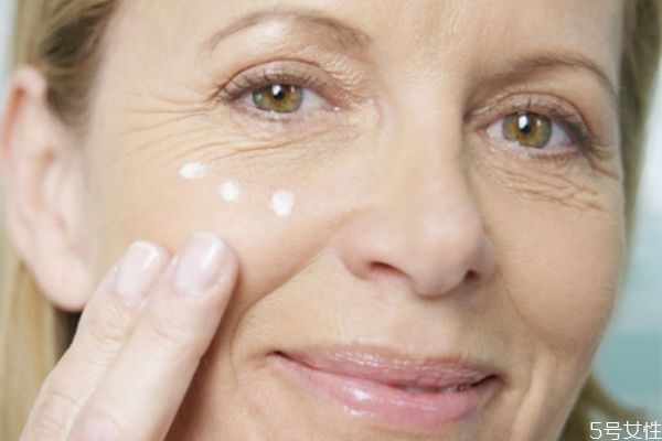 怎么減少眼角皺紋 消除皺紋眼角紋的方法 怎么減少眼角皺紋 消除皺紋眼角紋的方法