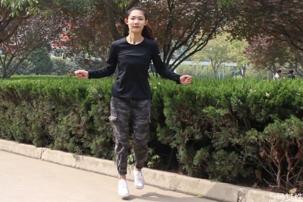 開(kāi)合跳的正確方法 開(kāi)合跳應(yīng)該怎么跳 開(kāi)合跳的正確方法 開(kāi)合跳應(yīng)該怎么跳