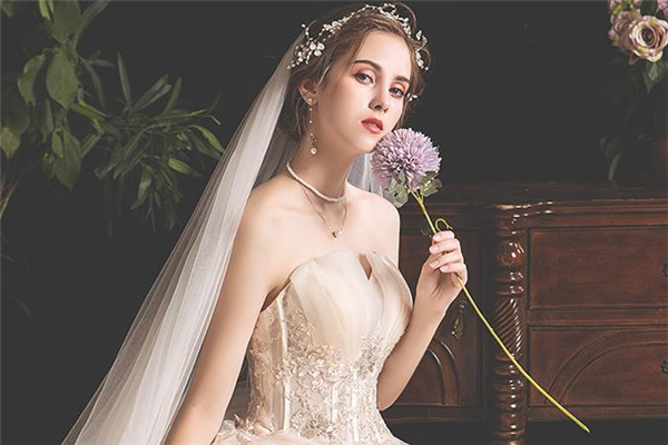 婚紗配什么發(fā)型好看 穿婚紗適合什么發(fā)型 婚紗配什么發(fā)型好看 穿婚紗適合什么發(fā)型