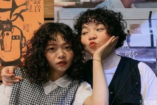 頭大臉大可以燙羊毛卷嗎 大頭大臉適合什么樣的發(fā)型 頭大臉大可以燙羊毛卷嗎 大頭大臉適合什么樣的發(fā)型