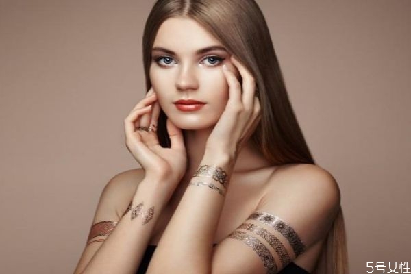 一不小心發(fā)膠抹多了怎么辦 發(fā)膠噴太多怎么辦 一不小心發(fā)膠抹多了怎么辦 發(fā)膠噴太多怎么辦