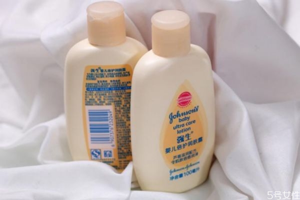 潤(rùn)膚油和潤(rùn)膚露的區(qū)別 潤(rùn)膚油和潤(rùn)膚露的不同