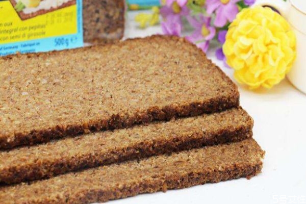 黑麥面包和全麥面包哪個好 全麥面包和黑麥面包的區(qū)別 黑麥面包和全麥面包哪個好 全麥面包和黑麥面包的區(qū)別