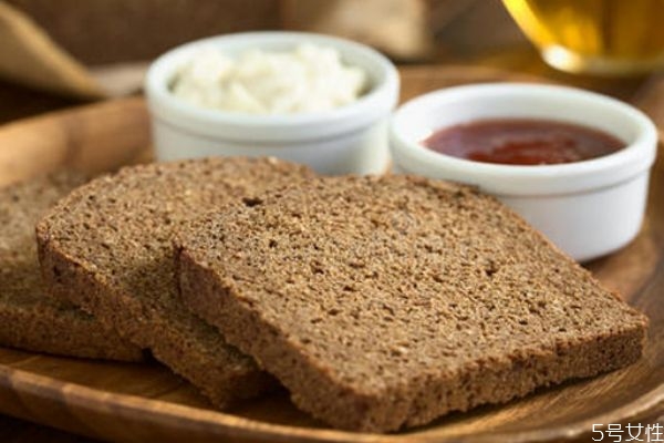 黑麥面包和全麥面包哪個好 全麥面包和黑麥面包的區(qū)別 黑麥面包和全麥面包哪個好 全麥面包和黑麥面包的區(qū)別