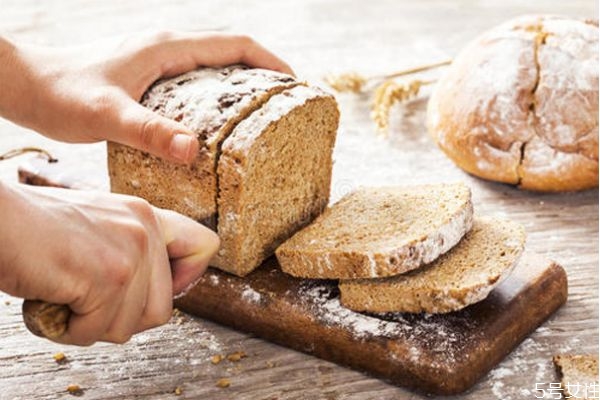 全麥面包可以減肥嗎 全麥面包怎么吃減肥 全麥面包可以減肥嗎 全麥面包怎么吃減肥