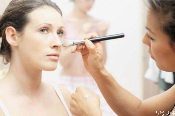 化妝臉部提亮用什么 提亮膚色的方法 化妝臉部提亮用什么 提亮膚色的方法