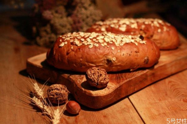 全麥面包吃多了會(huì)便秘嗎 全麥面包應(yīng)該什么時(shí)候吃 全麥面包吃多了會(huì)便秘嗎 全麥面包應(yīng)該什么時(shí)候吃