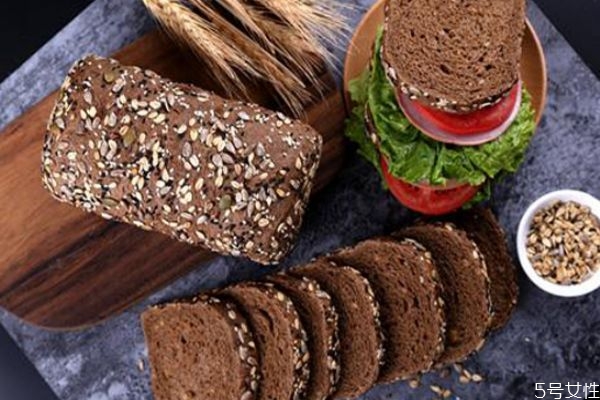 黑麥面包可以當(dāng)主食嗎 黑麥面包的功效 黑麥面包可以當(dāng)主食嗎 黑麥面包的功效