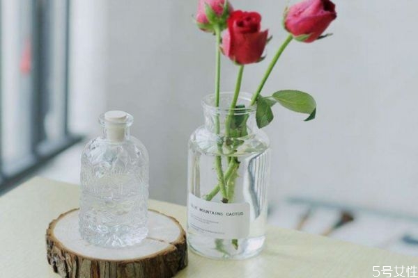 如何自制玫瑰純露 自制玫瑰純露的方法 如何自制玫瑰純露 自制玫瑰純露的方法