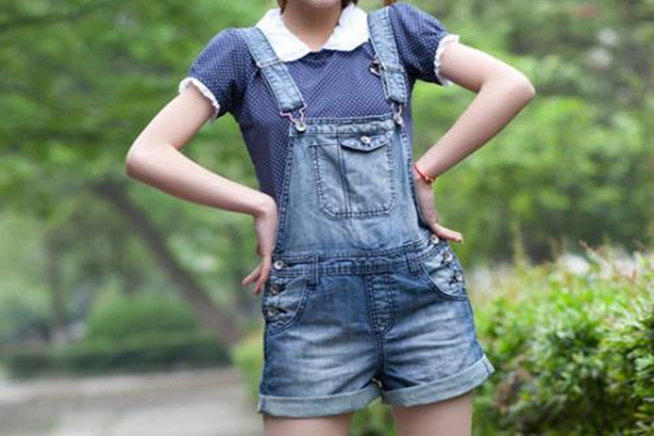 梨型身材適合背帶短褲嗎 梨型身材穿背帶短褲怎么搭配 梨型身材適合背帶短褲嗎 梨型身材穿背帶短褲怎么搭配