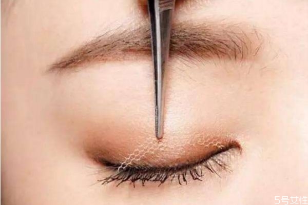 雙眼皮貼能貼著睡覺嗎 雙眼皮貼用什么卸掉 雙眼皮貼能貼著睡覺嗎 雙眼皮貼用什么卸掉