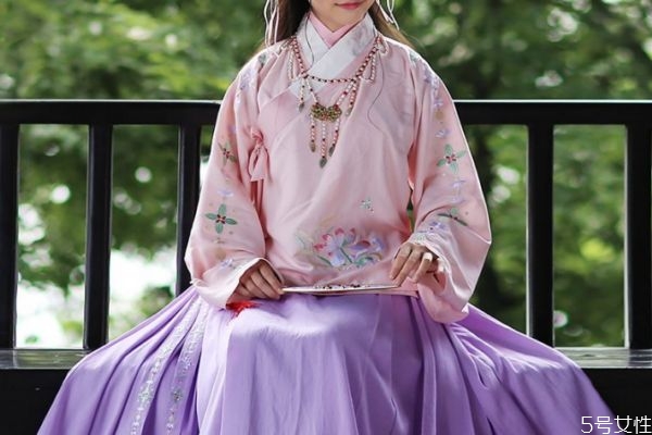 唐裝和漢服的區(qū)別 唐裝和漢服的不同 唐裝和漢服的區(qū)別 唐裝和漢服的不同