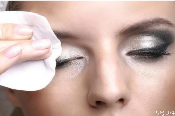 沒有卸睫毛膏怎么卸睫毛 沒有卸睫毛膏卸睫毛的方法 沒有卸睫毛膏怎么卸睫毛 沒有卸睫毛膏卸睫毛的方法