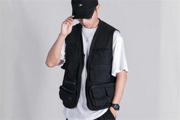 男生穿什么馬甲好看 男生馬甲流行什么款式 男生穿什么馬甲好看 男生馬甲流行什么款式