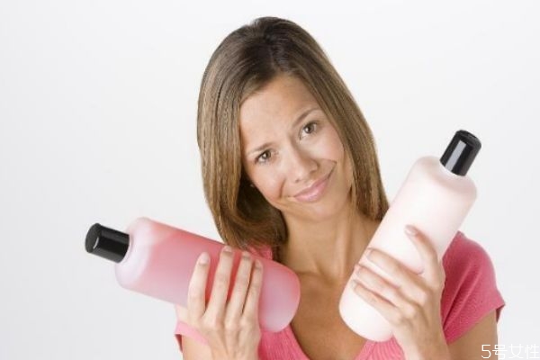 用護(hù)發(fā)素掉頭發(fā)怎么回事 為什么一用護(hù)發(fā)素就掉頭發(fā)多 用護(hù)發(fā)素掉頭發(fā)怎么回事 為什么一用護(hù)發(fā)素就掉頭發(fā)多