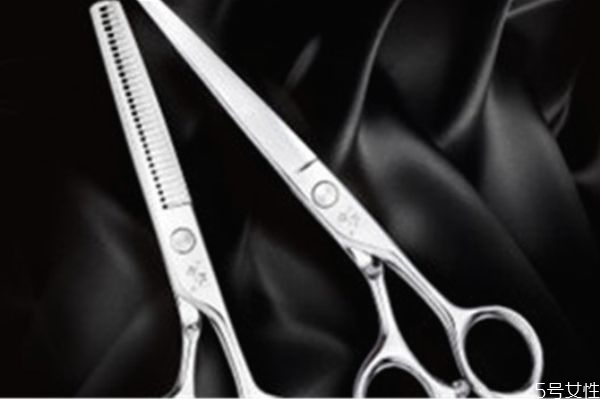 普通剪刀怎么打薄頭發(fā) 打薄剪刀和普通剪刀的區(qū)別 普通剪刀怎么打薄頭發(fā) 打薄剪刀和普通剪刀的區(qū)別