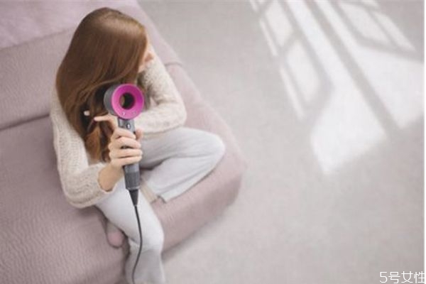 頭發(fā)打薄從發(fā)根打還是發(fā)梢打 頭發(fā)打薄從哪個位置開始打 頭發(fā)打薄從發(fā)根打還是發(fā)梢打 頭發(fā)打薄從哪個位置開始打