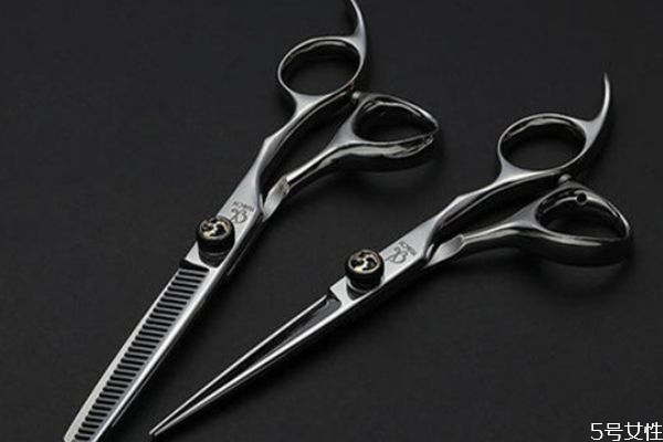 頭發(fā)打薄長出來會怎樣 頭發(fā)打薄的方法 頭發(fā)打薄長出來會怎樣 頭發(fā)打薄的方法