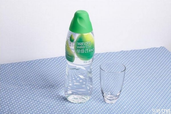 蒸餾水對(duì)皮膚有什么作用 蒸餾水對(duì)皮膚的作用 蒸餾水對(duì)皮膚有什么作用 蒸餾水對(duì)皮膚的作用