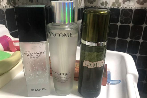 蘭蔻極光水和小黑瓶哪個先用 蘭蔻極光水和小黑瓶的區(qū)別 蘭蔻極光水和小黑瓶哪個先用 蘭蔻極光水和小黑瓶的區(qū)別