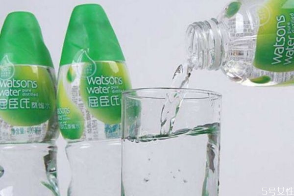 蒸餾水敷臉有哪些功效和作用 蒸餾水和礦泉水的區(qū)別 蒸餾水敷臉有哪些功效和作用 蒸餾水和礦泉水的區(qū)別