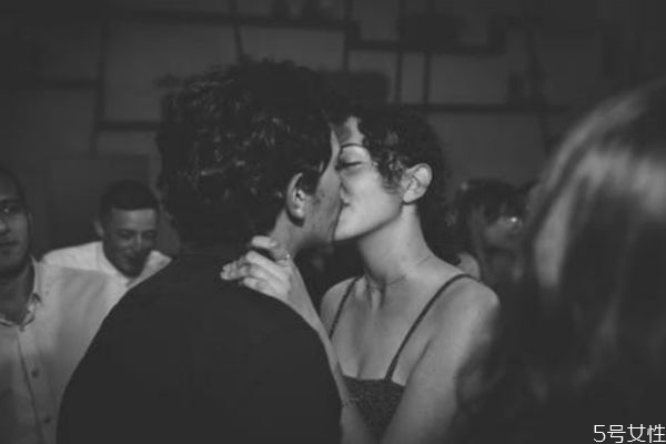 老公出軌后該怎么溝通 老公出軌接受不了怎么辦 老公出軌后該怎么溝通 老公出軌接受不了怎么辦