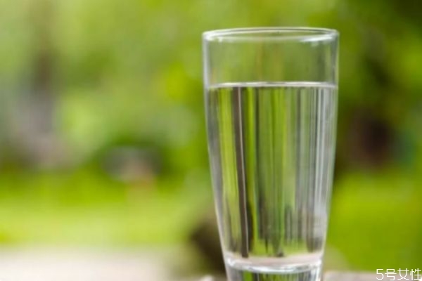 蒸餾水敷臉有哪些功效和作用 蒸餾水和礦泉水的區(qū)別 蒸餾水敷臉有哪些功效和作用 蒸餾水和礦泉水的區(qū)別