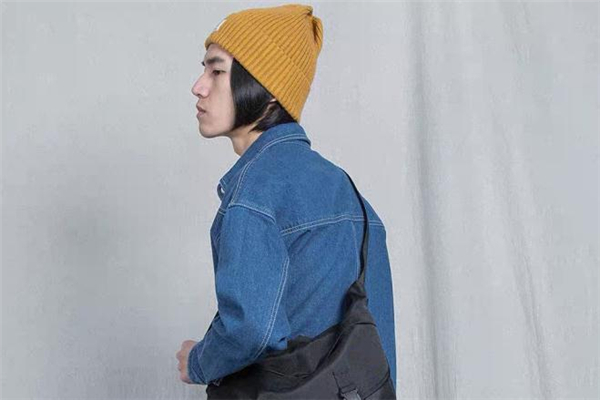牛仔襯衫配什么帽子好看 牛仔襯衫搭配帽子圖片 牛仔襯衫配什么帽子好看 牛仔襯衫搭配帽子圖片