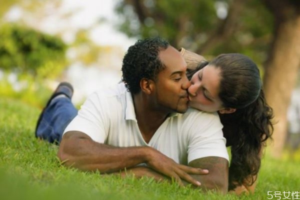 剛離婚都是怎么度過(guò)的 離婚痛苦期五個(gè)階段 剛離婚都是怎么度過(guò)的 離婚痛苦期五個(gè)階段