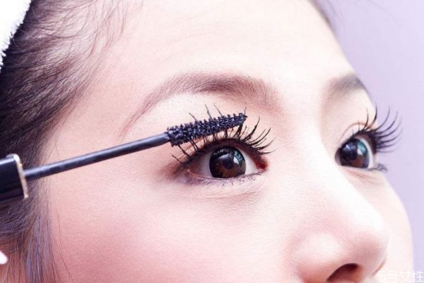 如何讓睫毛膏妝效持久 讓睫毛膏持久的方法 如何讓睫毛膏妝效持久 讓睫毛膏持久的方法