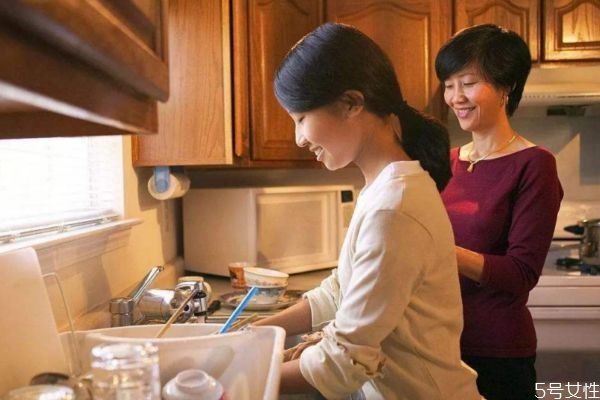 再婚家庭怎么處理婆媳關系 再婚家庭處理婆媳關系的方法 再婚家庭怎么處理婆媳關系 再婚家庭處理婆媳關系的方法