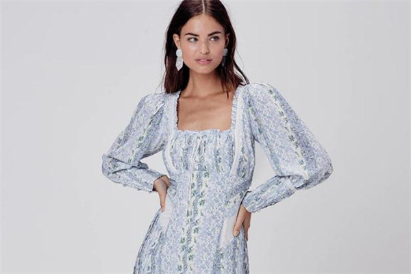 方領(lǐng)連衣裙穿什么內(nèi)衣 方領(lǐng)連衣裙領(lǐng)口太大怎么辦 方領(lǐng)連衣裙穿什么內(nèi)衣 方領(lǐng)連衣裙領(lǐng)口太大怎么辦