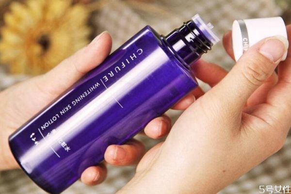 中性皮膚適合用什么水 適合中性皮膚的化妝水推薦 中性皮膚適合用什么水 適合中性皮膚的化妝水推薦