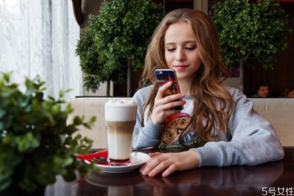 暗戀一個人為什么不敢接近她 暗戀一個人不敢接近她原因 暗戀一個人為什么不敢接近她 暗戀一個人不敢接近她原因