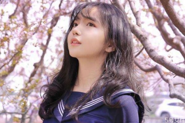 暗戀一個人為什么不敢接近她 暗戀一個人不敢接近她原因 暗戀一個人為什么不敢接近她 暗戀一個人不敢接近她原因