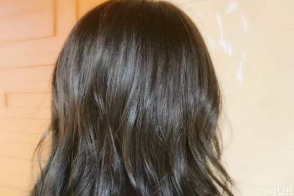 黑茶色頭發(fā)有點偏綠色嗎 黑茶色和栗棕色哪個好看 黑茶色頭發(fā)有點偏綠色嗎 黑茶色和栗棕色哪個好看