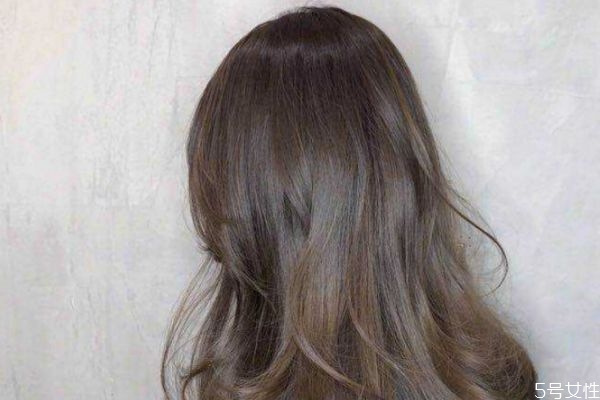 黑茶色掉色后是什么顏色 黑茶色頭發(fā)褪色后好看嗎 黑茶色掉色后是什么顏色 黑茶色頭發(fā)褪色后好看嗎