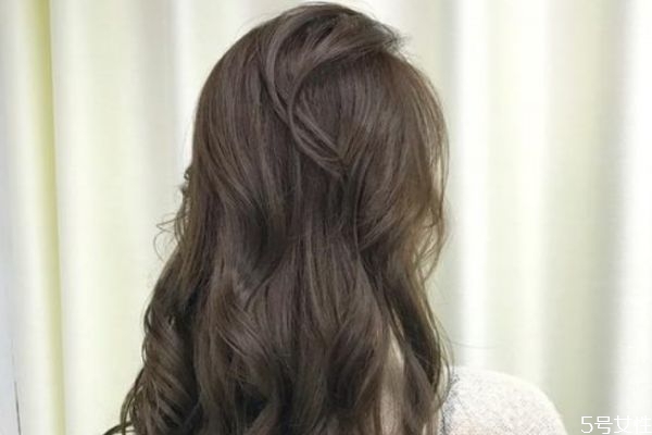 黑茶色會越洗越黃嗎 黑茶色洗多久就自然了 黑茶色會越洗越黃嗎 黑茶色洗多久就自然了